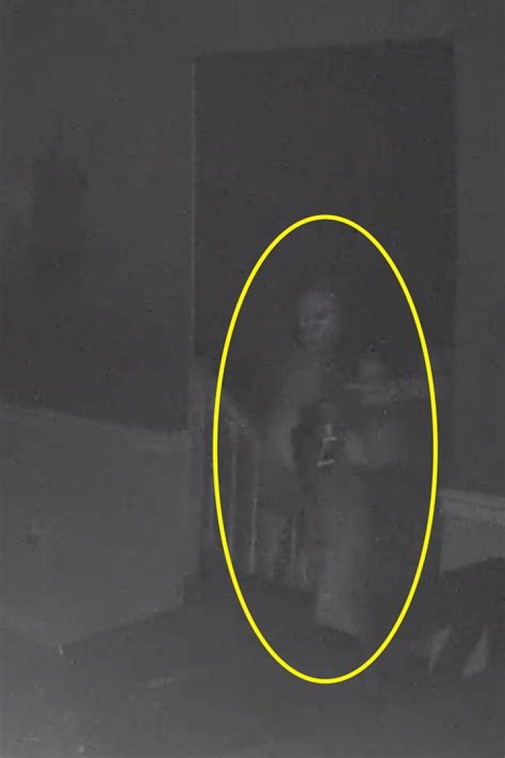 Heartwarming Moments: Kid And His Mom Caught On CCTV